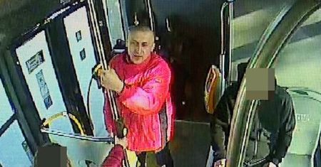 Skandaliczne zachowanie pasażera w autobusie komunikacji miejskiej. Zdewastował biletomat i uciekł