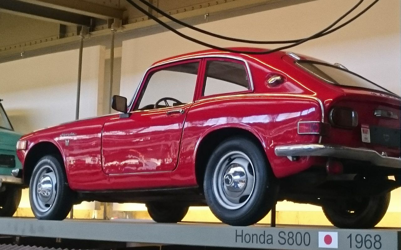 Honda S800 z 1968 roku. Następca modelu S600 i poprzednik S2000. Inżynierowie Hondy uzyskali 70KM z wolnossącego silnika o pojemności 791cc
