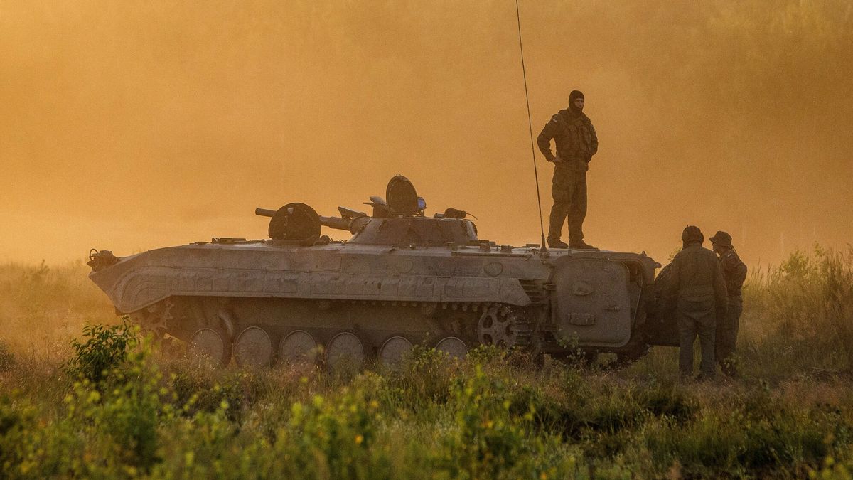 Polski gąsienicowy bojowy wóz piechoty BMP-1 na poligonie w Bemowie Piskim 