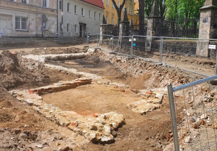 Fundamenty starego kościoła katolickiego, którego lokalizacji nikt nie znał, już się pokazują spod ziemi. Odkrycie zawdzięczamy dociekliwości Ewy Szumskiej i Piotra Romanowskiego, badaczy historii Złotego Stoku