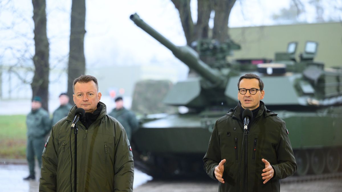 Na zdjęciu Mariusz Błaszczak i Mateusz Morawiecki w Centrum Szkolenia Wojsk Lądowych w podpoznańskim Biedrusku