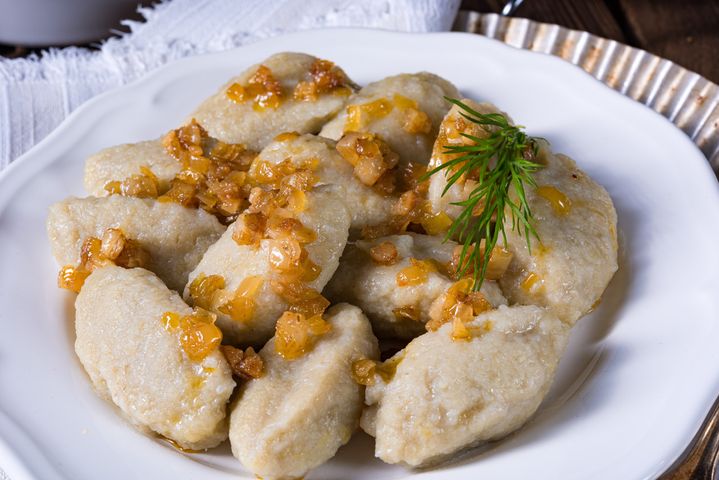 Szare kluski to tradycyjna potrawa kuchni polskiej.