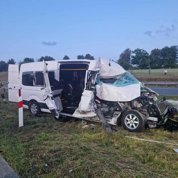 Zablokowana droga na S17. Zderzenie ciężarówki z busem