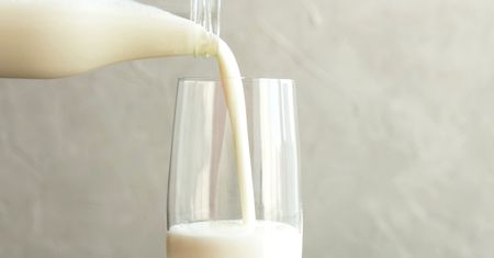 Mleko z ziemniaków bije rekordy popularności. To zdrowszy zamiennik krowiego