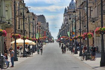 Na ul. Piotrkowskiej rozpylana jest mgła. To sposób na upał