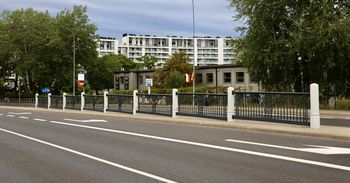 Warszawa: Zabytkowe balustrady wróciły na ulicę Powązkowską. Odzyskały też swój oryginalny kolor
