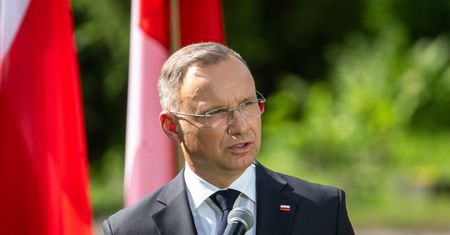 Żołnierze zakuci w kajdanki na granicy. Andrzej Duda reaguje