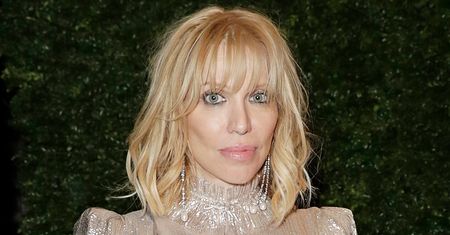 57-letnia Courtney Love w krótkich włosach cieszy się z uwagi fotografów na brytyjskim festiwalu (ZDJĘCIA)