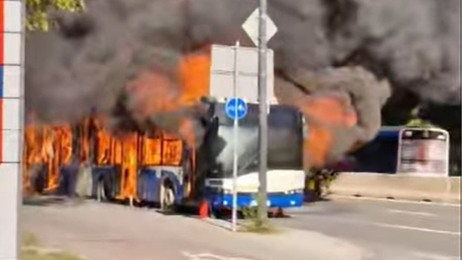  Pali się autobus hybrydowy MPK.