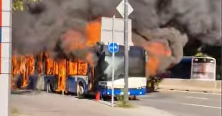 Pali się autobus hybrydowy.  "Gaszenie może potrwać kilka godzin"