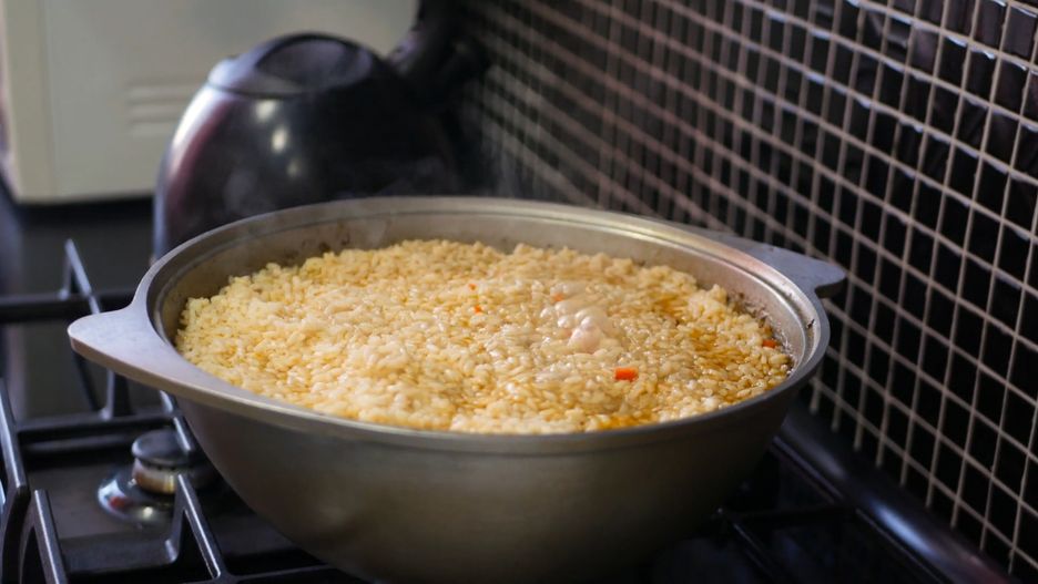 Dlaczego nie można trzymać ugotowanego ryżu poza lodówką