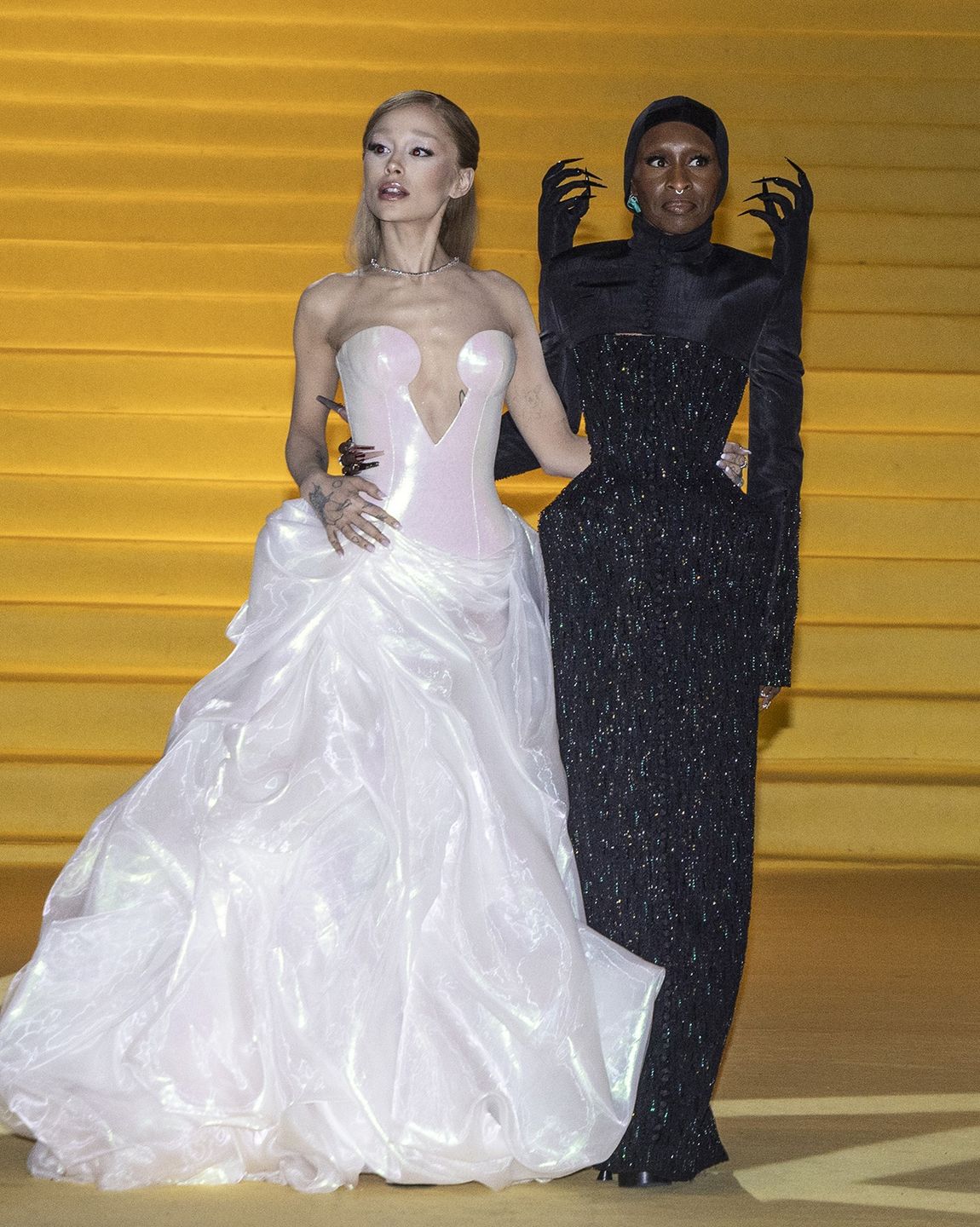 Ariana Grande bryluje na premierze w wydekoltowanej sukni