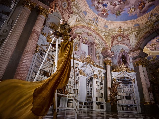Mimo że sala biblioteki ma aż 48 okien, które wypełniają ją pięknym naturalnym światłem, fotograf i ekipa nie mogli z niego skorzystać. Sesja odbywała się po godzinach, kiedy było już dużo ciemniej. Starali się więc odtworzyć efekt naturalnego oświetlenia.