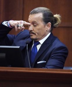 Depp podsunął coś prawnikowi. Wideo z sądu jest hitem sieci