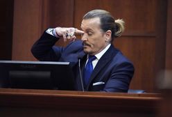 Depp podsunął coś prawnikowi. Wideo z sądu jest hitem sieci