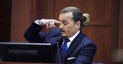 Depp podsunął coś prawnikowi. Wideo z sądu jest hitem sieci