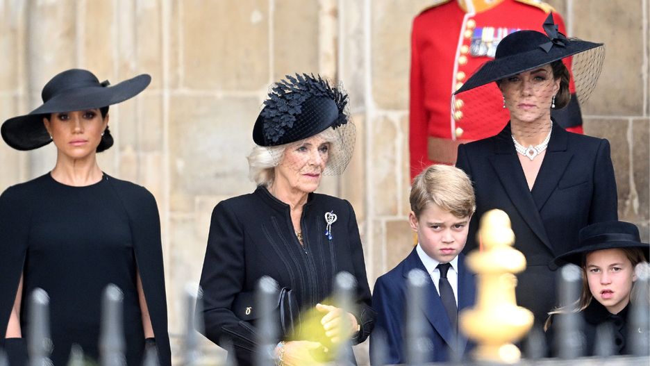 Czy królowa małżonka Camilla, księżna Kate, Meghan Markle ubrały się zgodnie z etykietą królewską?