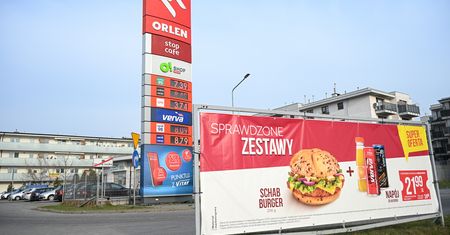 Ceny paliw w dół. Rząd gotowy na spór z KE