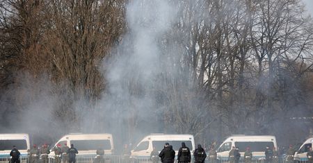 11. rocznica katastrofy smoleńskiej. Politycy złożyli kwiaty, kilku demonstrantów zatrzymanych