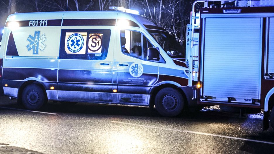 reporter_baza_2020-1204.12.2020 Zielona Gora Wypadek drogowy zderzenie opla z busem dostawczym straz pozarna strazacy ratowali ranna osobe ranny kierowca na miejsce dojechala policja drogowka policjanci z drogowki karetka pogotowia ratunkowego   fot. Piotr Jedzura/REPORTERPiotr Jedzura/REPORTER