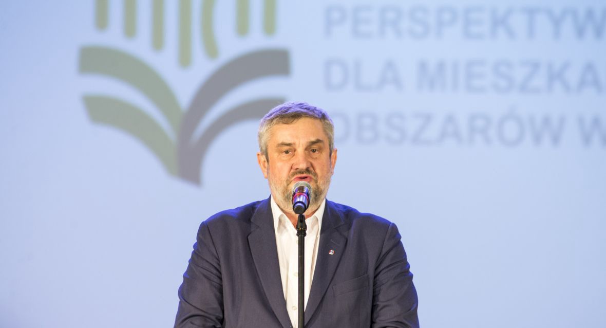 Minister rolnictwa Jan Krzysztof Ardanowski na konferencji "Perspektywy dla mieszkańców obszarów wiejskich". Ciekawe jak sytuacja wygląda w realu
