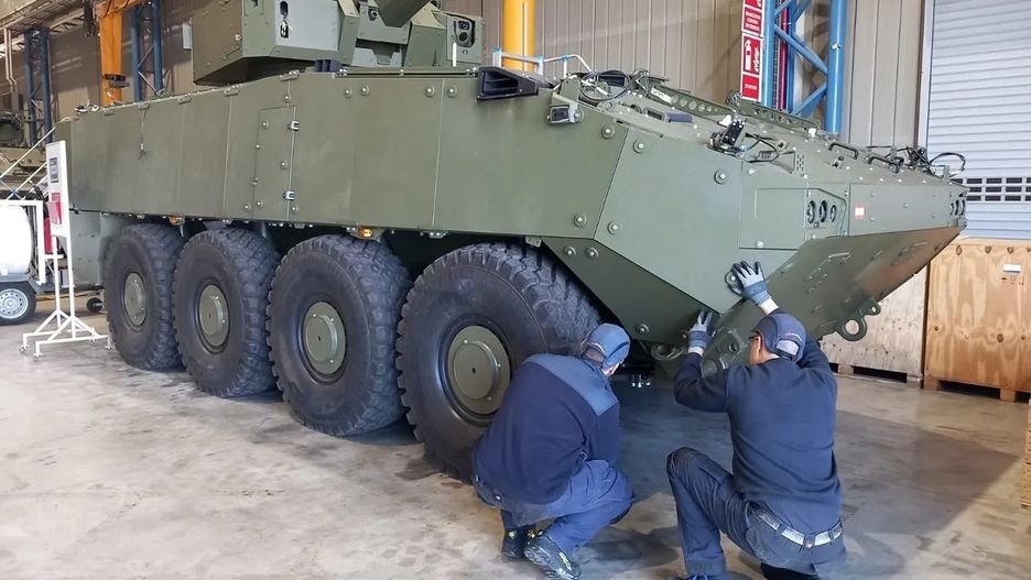 Prace w zakładzie w Sewilli mają odbywać się z pełnym zaangażowaniem, ale to i tak nie wystarcza do zachowania terminowych dostaw