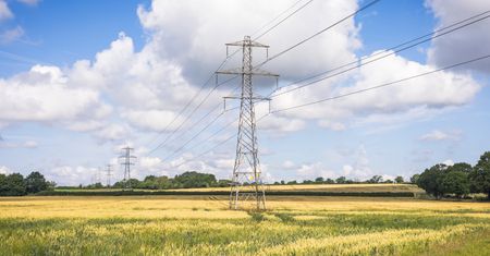 Masz działkę ze słupem energetycznym? Oto co mówi prawo