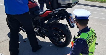 Sprawdzają kąty na blachach. Pierwsze takie kontrole na drogach