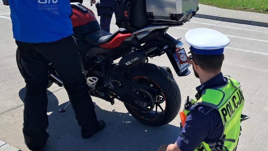 Badanie kąta odchylenia tablicy rejestracyjnej