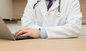 Ile powinien zarabiać lekarz na kontrakcie? Ministerstwo czeka na propozycje