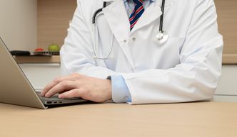 Ile powinien zarabiać lekarz na kontrakcie? Ministerstwo czeka na propozycje