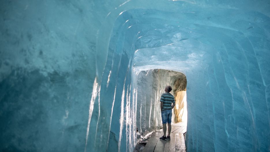 Rhone Glacier covered in blankets
epa10068878 People visit the Ice Cave at the Rhone Glacier covered in blankets above Gletsch near the Furkapass in Switzerland, 13 July 2022. The Alps oldest glacier is protected by special white blankets to prevent it from melting.  EPA/URS FLUEELER 
Dostawca: PAP/EPA.
URS FLUEELER