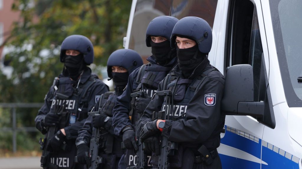 Niemcy przedłużają kontrole graniczne. Na zdjęciu pilnujący granicy policjanci z Frankfurtu nad Odrą
