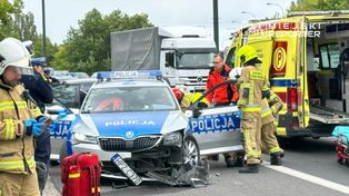 Groźny wypadek w Warszawie. Ciężarówka uderzyła w radiowóz