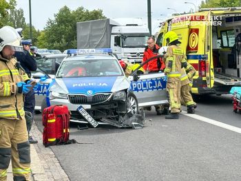 Groźny wypadek w Warszawie. Ciężarówka uderzyła w radiowóz