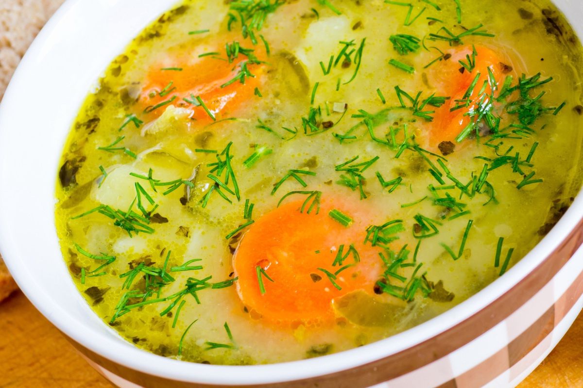 Taką zupę robiły nasze babcie. Tania, pyszna i wpiera jelita