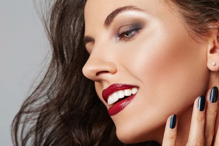 Prosty makijaż wieczorowy, który wykonasz samodzielnie - łatwe triki i wskazówki