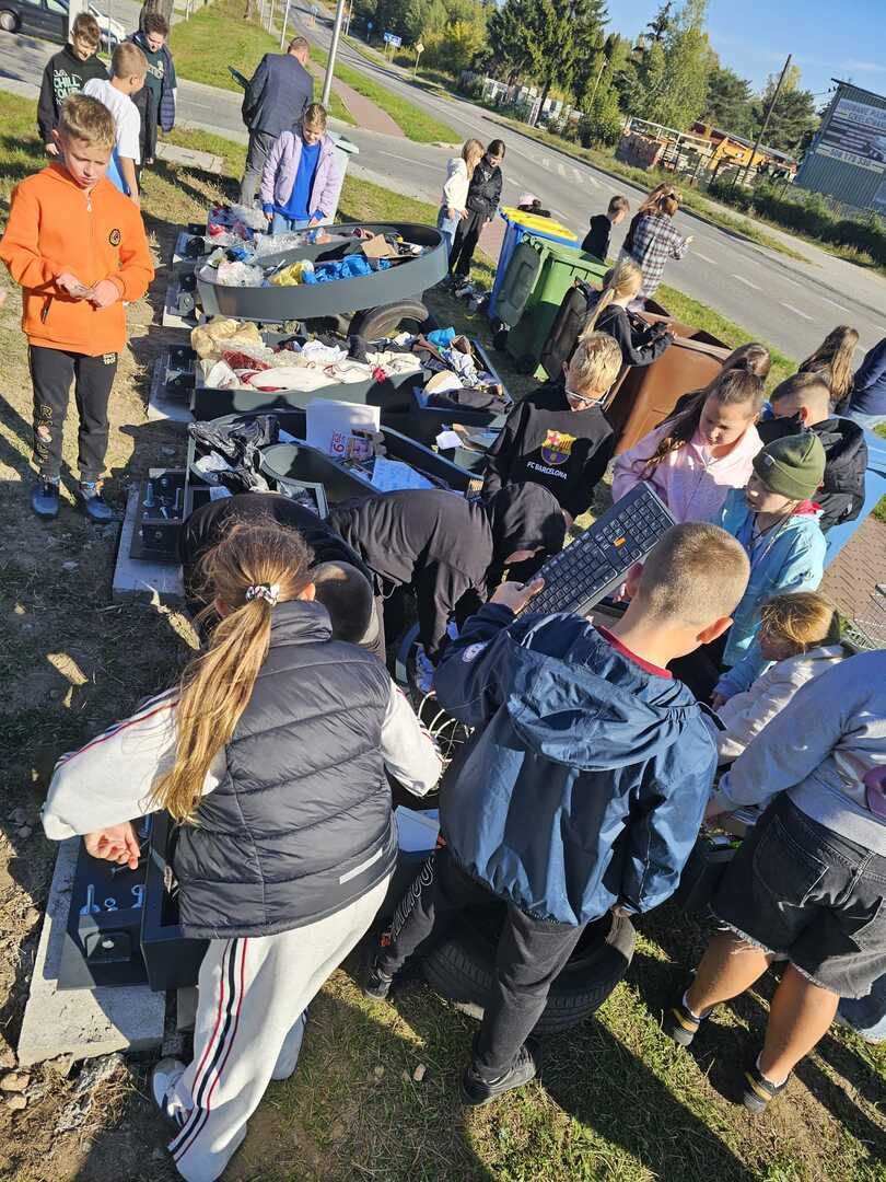PSZOK w Ostrowcu Świętokrzyskim zyskał wyjątkową ozdobę w duchu recyklingu