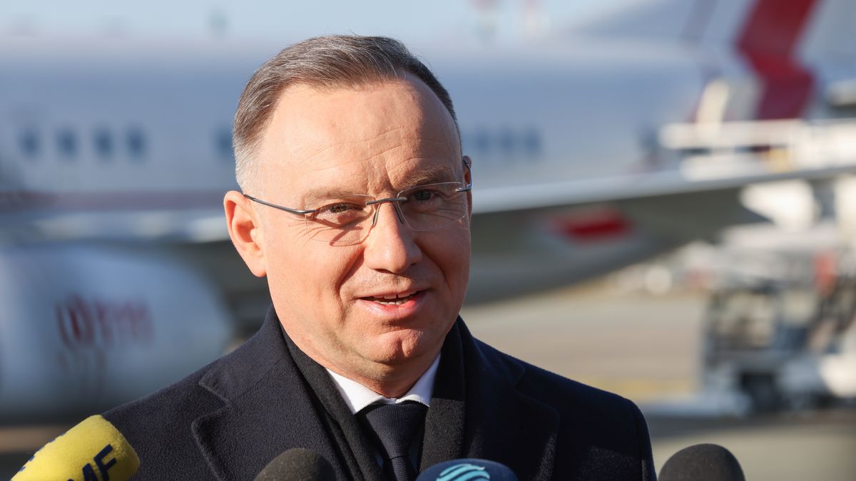 Warszawa, 20.01.2025. Prezydent RP Andrzej Duda podczas wypowiedzi dla mediów przed wylotem do Davos z Warszawy, 20 bm. Prezydent RP Andrzej Duda weźmie udział w obradach Światowego Forum Ekonomicznego w Davos - spotkania prezesów najbogatszych światowych korporacji, przywódców politycznych oraz wybranych intelektualistów i dziennikarzy. (mr) PAP/Albert Zawada