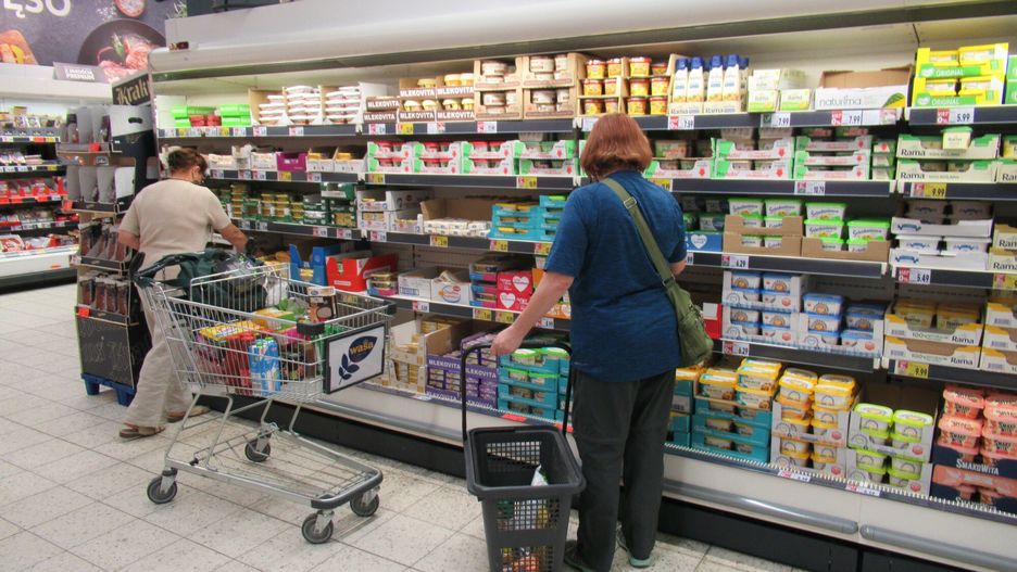 Stock MaBa
PHOTO: ZOFIA I MAREK BAZAK / EAST NEWS 
Warszawa N/z zakupy w hiperrmarkecie Kaufland - stoisko z nabialem.
MAREK BAZAK