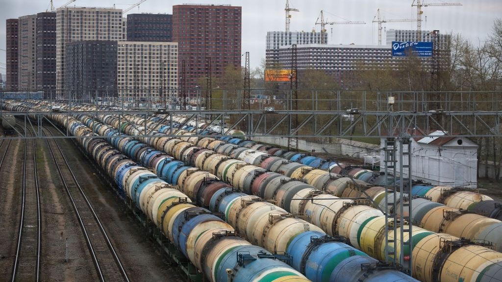 Wagony z ładunkiem m.in. ropy na bocznicach na stacji kolejowej Janiczino, w pobliżu rafinerii Gazprom Neft w Moskwie w 2020 r.