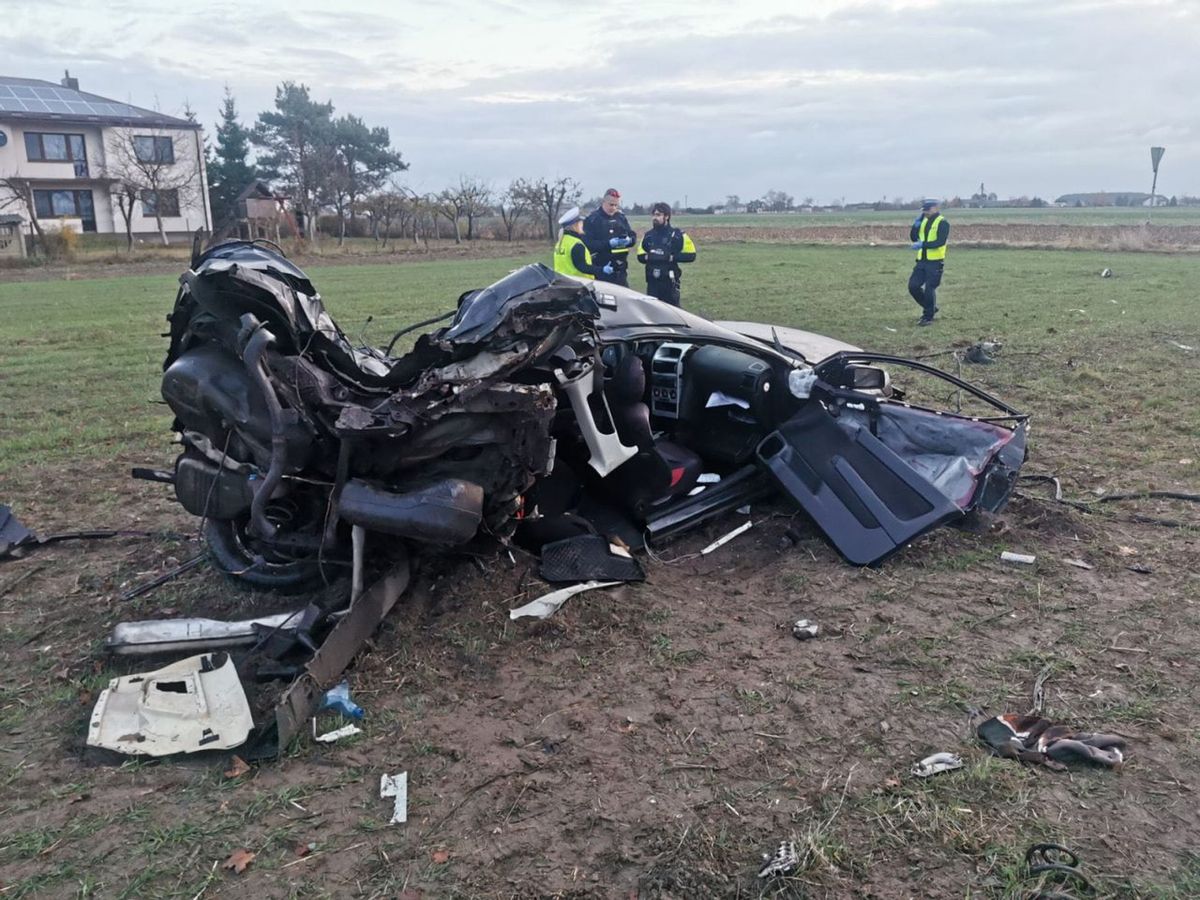 wypadek, śmierć, policja Opel roztrzaskał się na drzewie. Nie żyje młoda kobieta