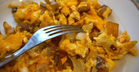 Najgorszy dodatek do jajecznicy. Cholesterol wystrzeli jak szalony