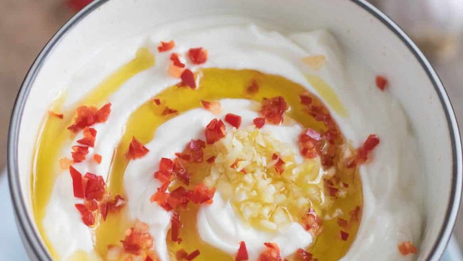 Serek z jogurtu z czosnkiem, ostrą papryką i bazyliową oliwą