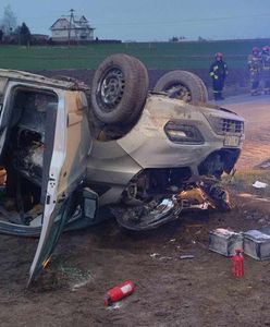 Zderzenie cysterny z busem. Bus dachował. W akcji śmigłowiec LPR