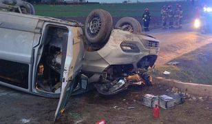 Zderzenie cysterny z busem. Bus dachował. W akcji śmigłowiec LPR