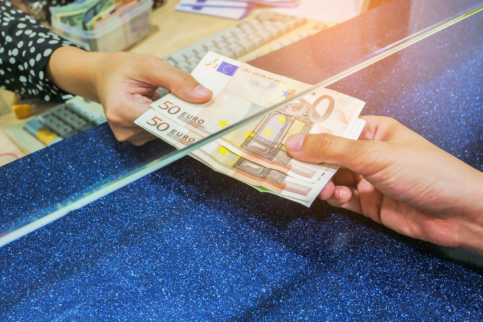 Bank zwolnił dyscyplinarnie kasjera, który obrażał klientów. Sąd we Włoszech nakazał przywrócenie go do pracy