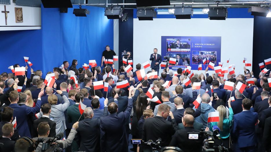 Warszawa, 15.10.2023. Wybory parlamentarne 2023. Rzecznik PiS Rafał Bochenek (C) podczas wieczoru wyborczego w sztabie wyborczym Prawa i Sprawiedliwości w Warszawie, 15 bm. Zakończyły się wybory parlamentarne. W wyborach Polacy wybrali 460 posłów i 100 senatorów. (amb) PAP/Paweł Supernak