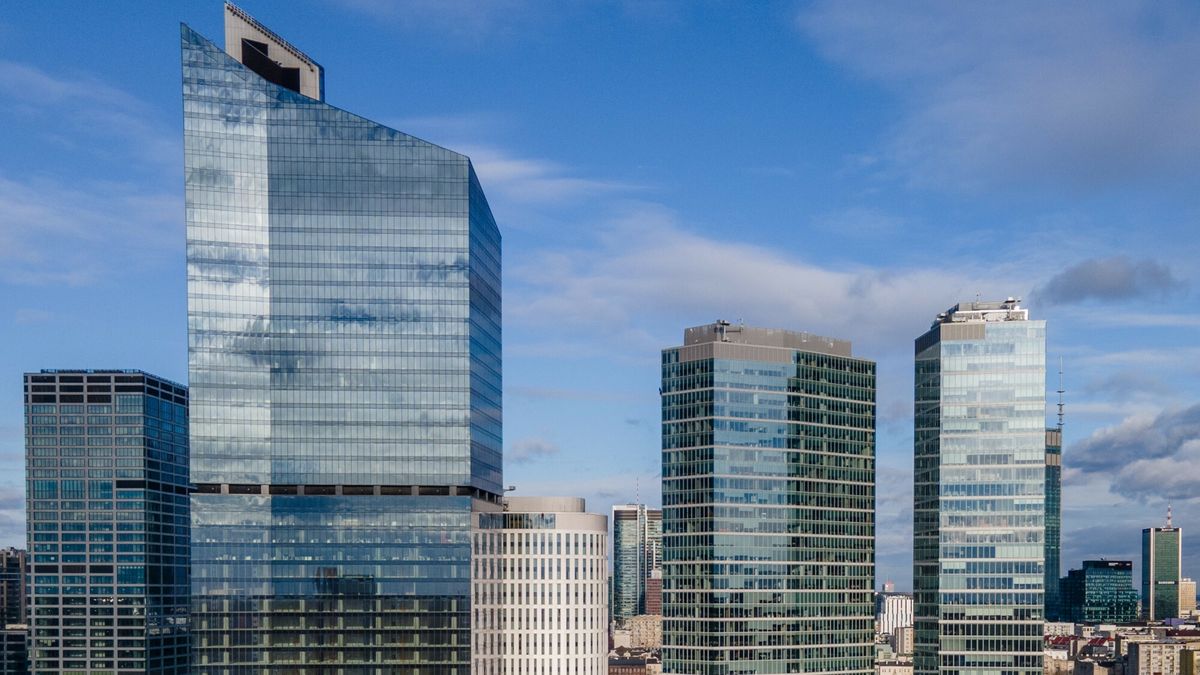 Kursy akcji banków reagują na słowa o podwyżkach stóp procentowych.