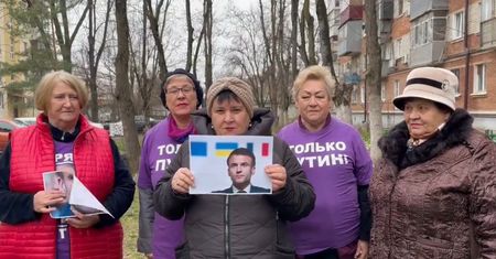 Seniorki z Rosji grożą Macronowi. "Ostrzegamy"